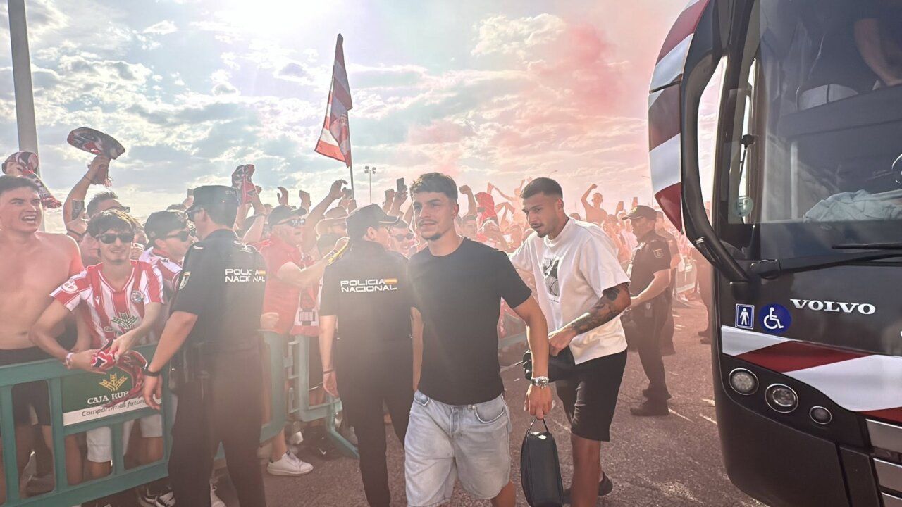 Jugadores del Zamora CF llegando al estadio rodeados de aficionados animados