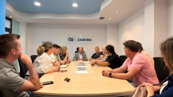 Reunión del Partido Popular de Zamora discutiendo críticas al Gobierno de Sánchez