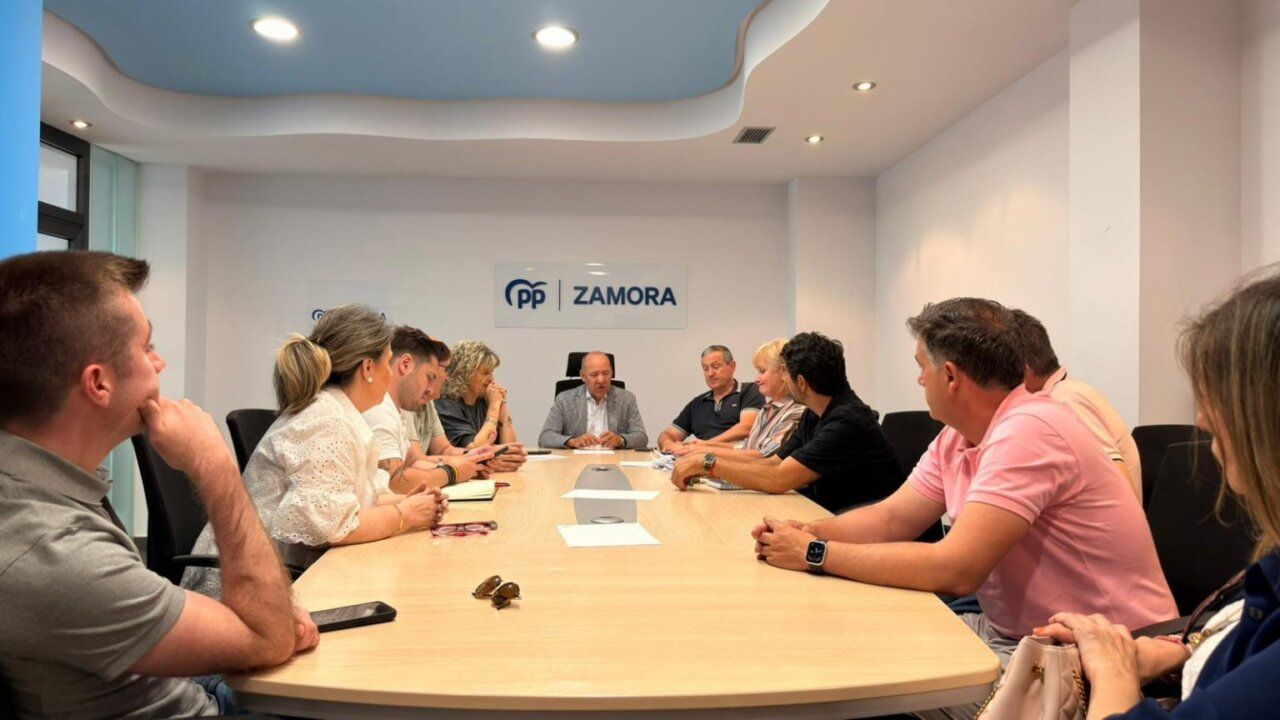 Reunión del Partido Popular de Zamora discutiendo críticas al Gobierno de Sánchez