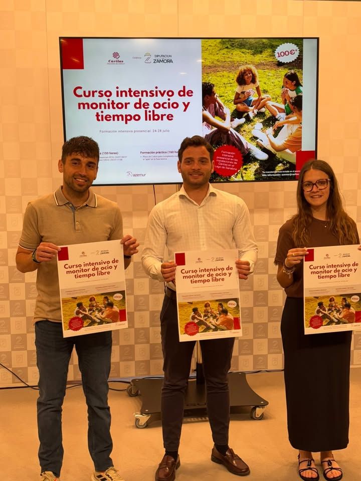 Presentación del curso de monitor de ocio y tiempo libre en Zamora con tres personas sosteniendo carteles.