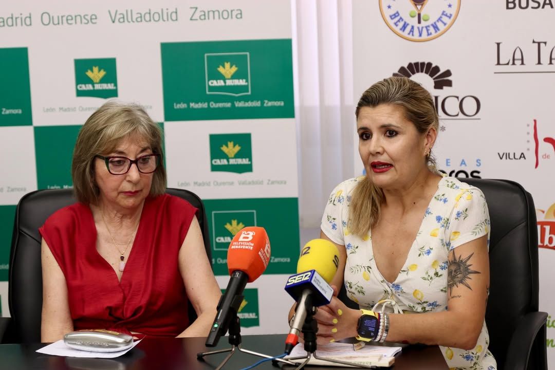 Concejala de deportes presentando torneo benéfico de pádel en Benavente