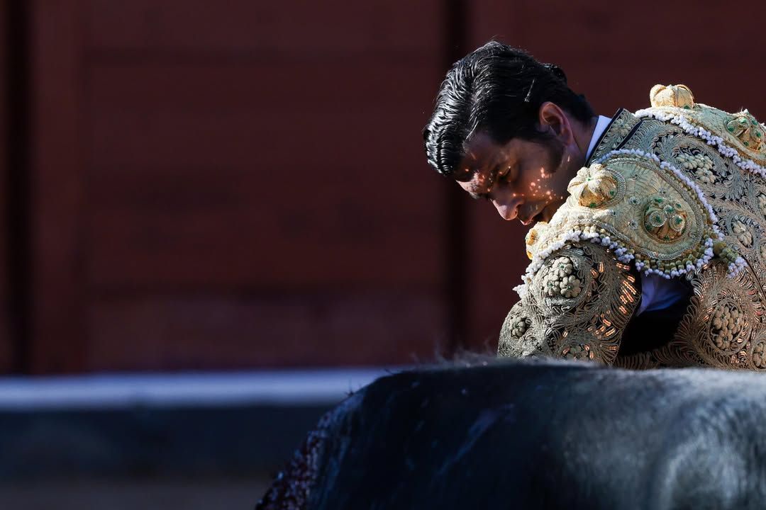 Torero en la Glorieta durante una vibrante tarde de toros