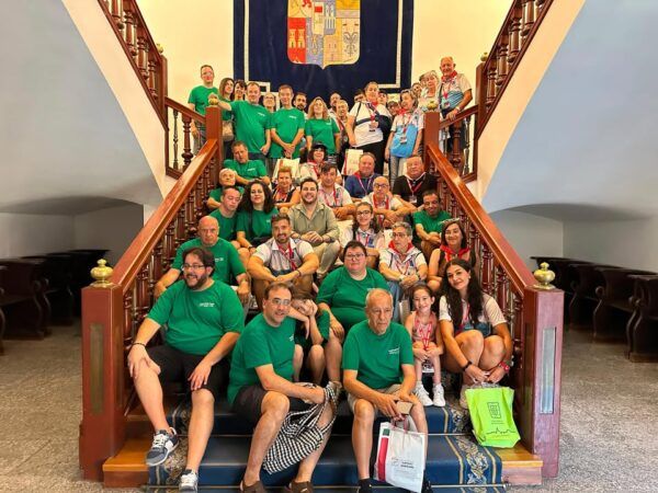 Grupo de personas en el Salón de Plenos de Zamora durante un reconocimiento cultural