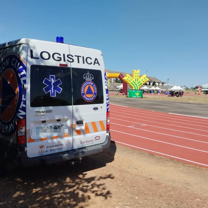 Furgoneta de Protección Civil en el VI Trofeo de Pista de Benavente