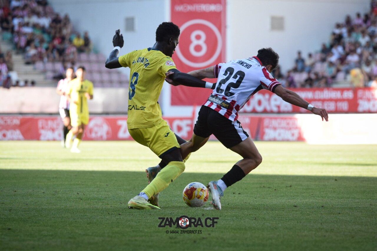 Jugadores del Zamora CF y Villarreal B en un partido de fútbol