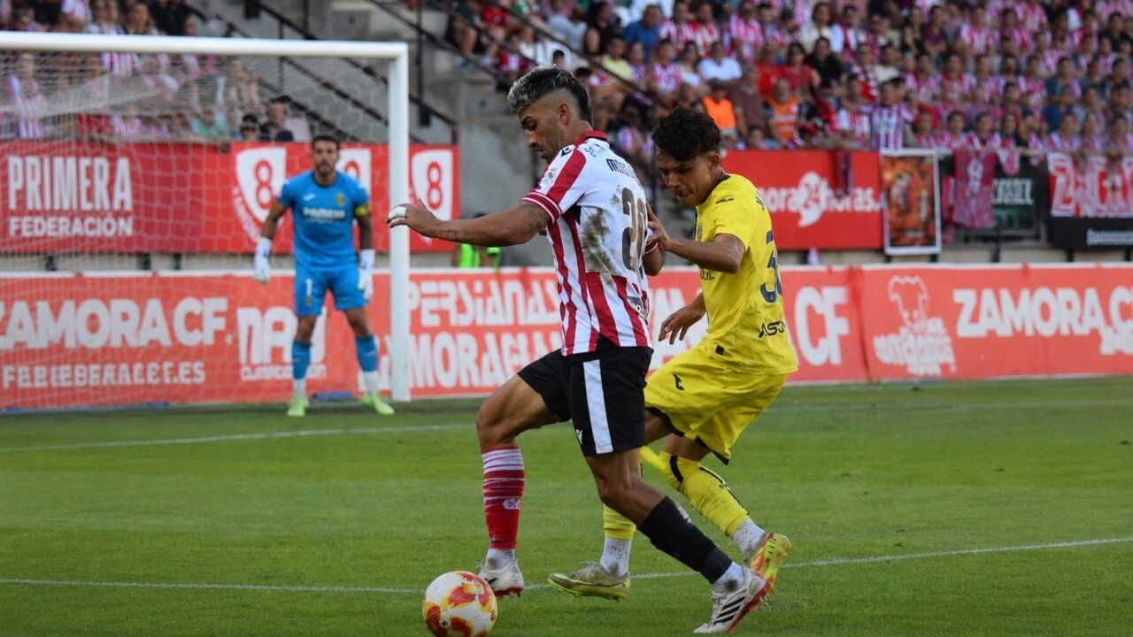 Jugadores del Zamora CF y Villarreal B en un partido de fútbol
