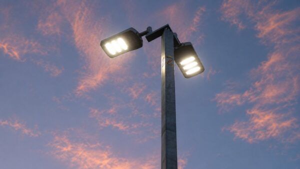 Farola iluminada con cielo colorido al fondo en Zamora