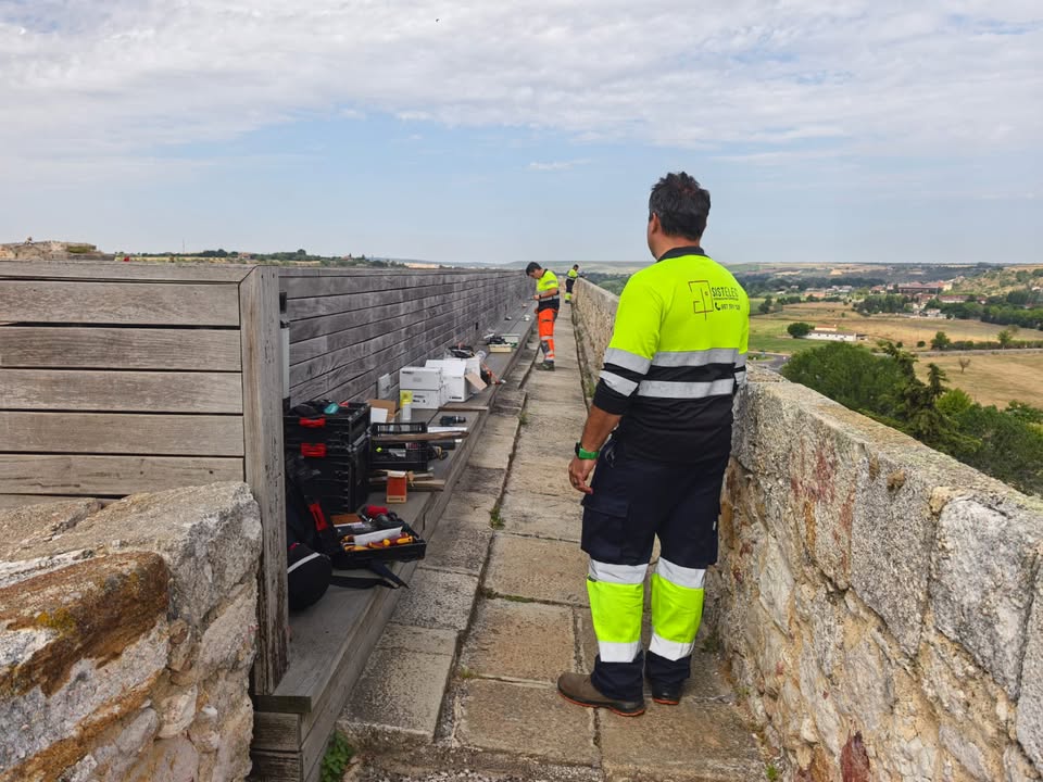Trabajadores en el Castillo realizando renovación de iluminación