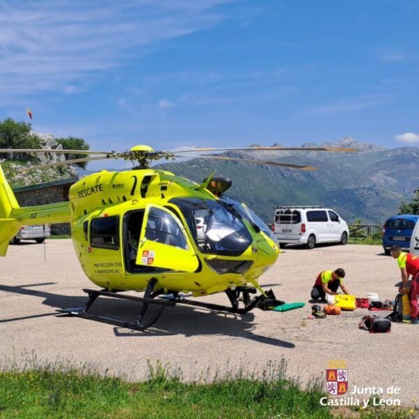 Helicóptero de rescate en la cueva de Valporquero con personal de emergencia