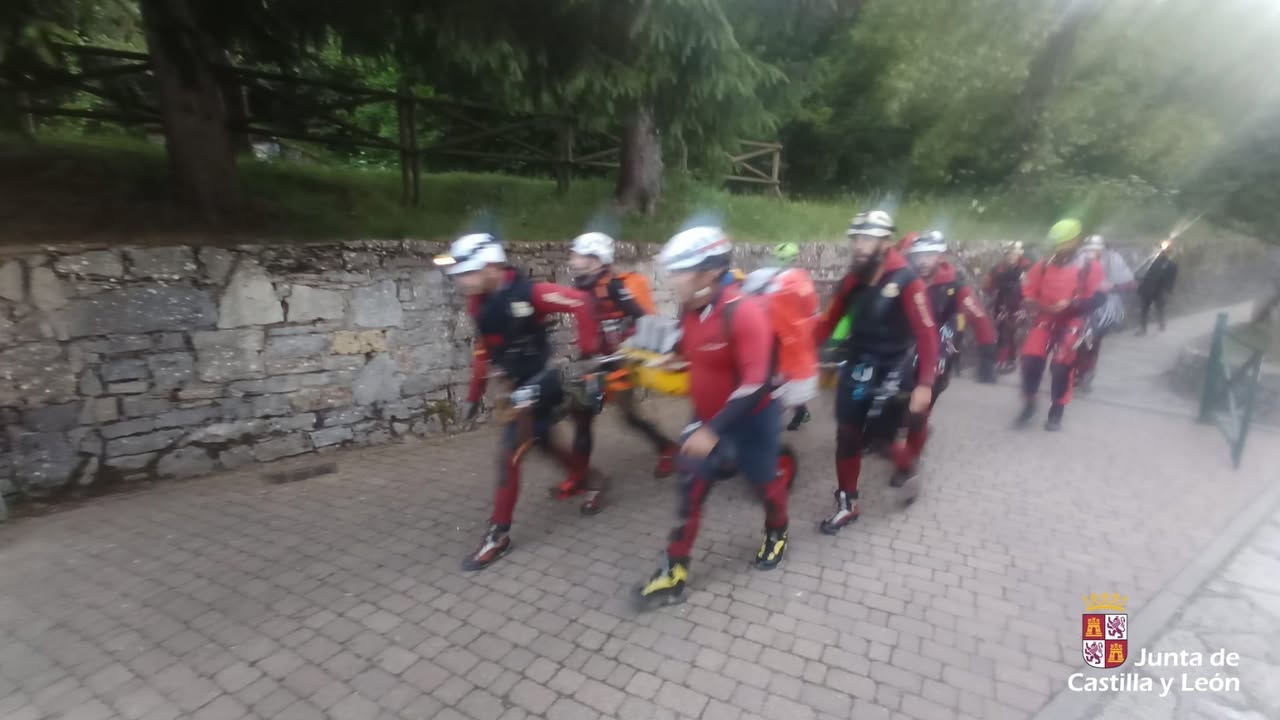 Equipos de emergencia realizando un rescate en Valporquero