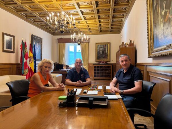 Reunión del presidente de la Diputación de Zamora con alcaldes locales en una oficina.