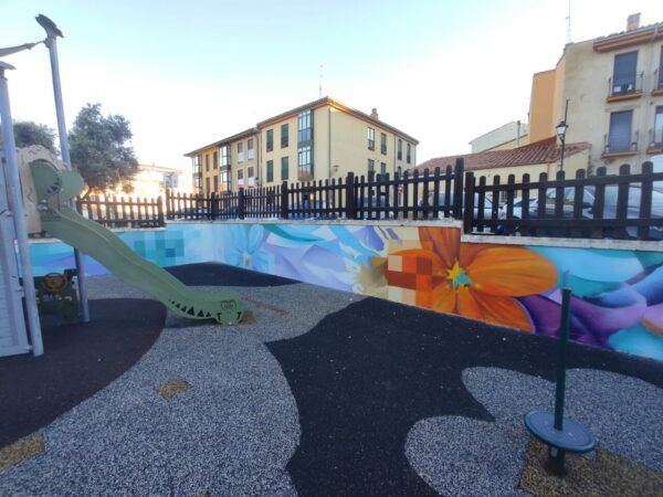Mural colorido en un parque de Zamora con tobogán
