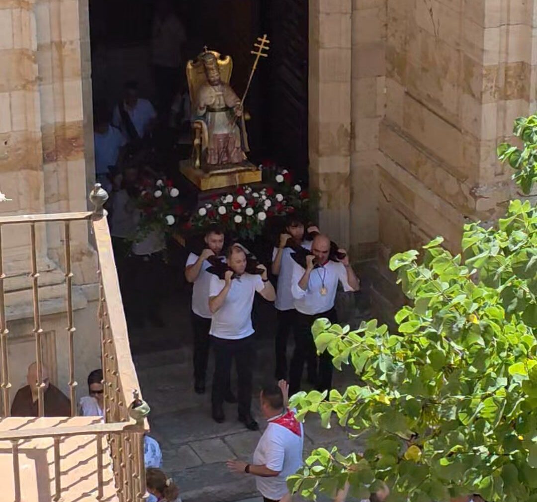 Procesión de San Pedro con fieles y flores en la iglesia