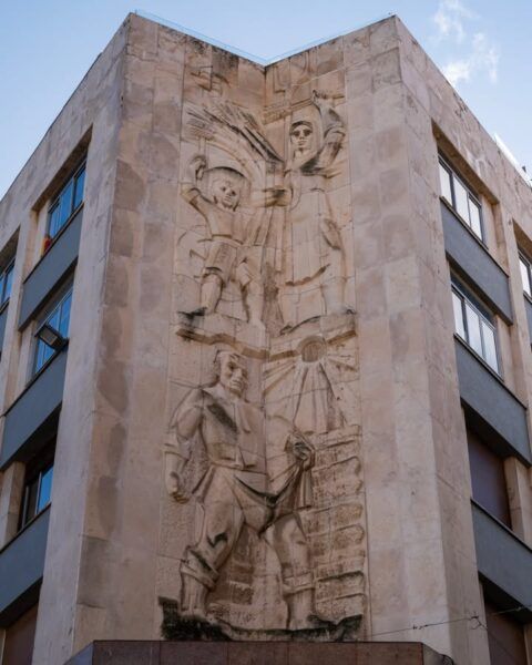Relieve en piedra caliza en la sede del Banco Castellano en Zamora