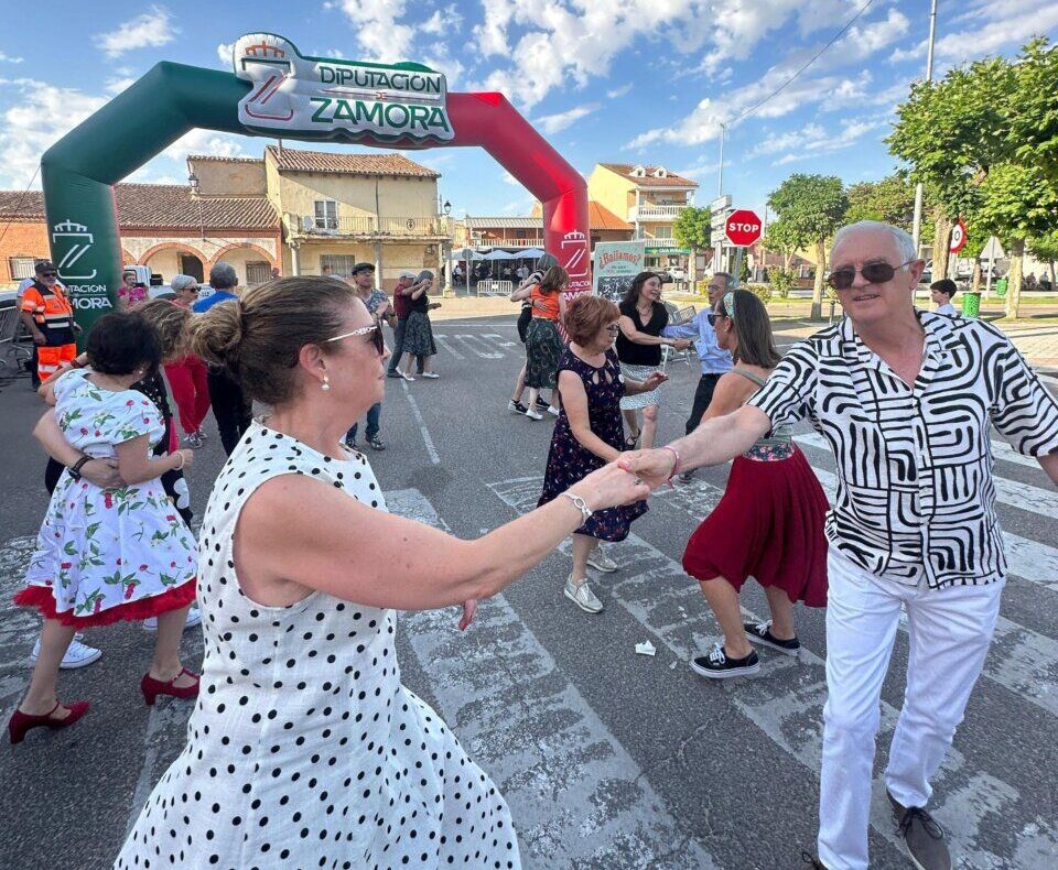 Bailarines disfrutando de una exhibición de swing en Moraleja del Vino