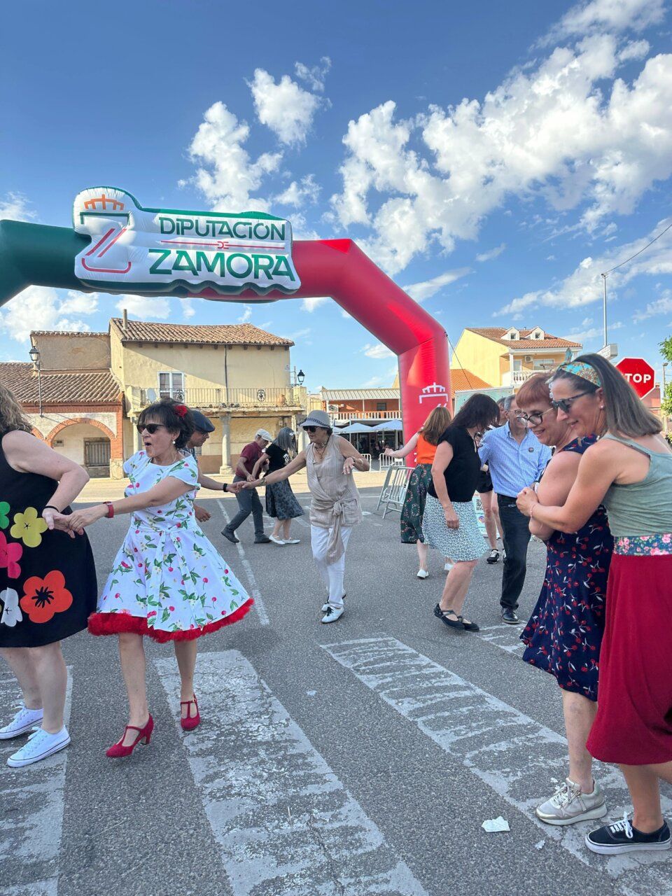 Grupo de personas bailando swing en Moraleja del Vino