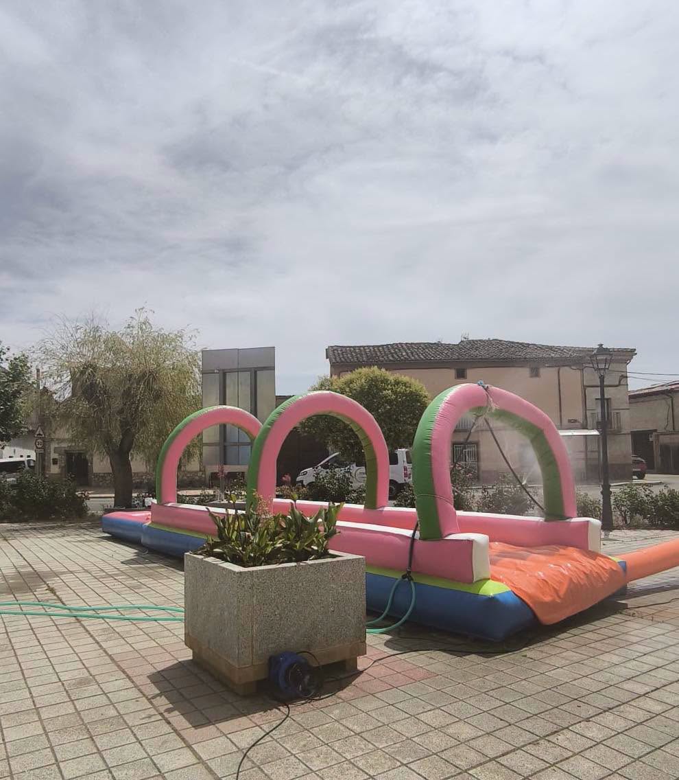 Inflable colorido en la celebración de San Juan en Tagarabuena