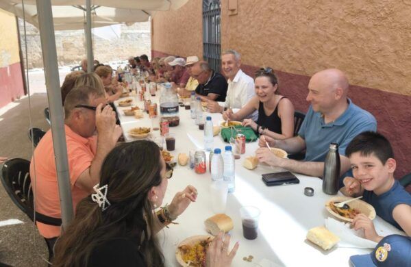 Grupo de personas disfrutando de una comida en Tagarabuena durante San Juan