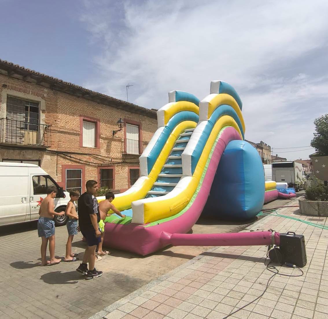 Niños disfrutando de un tobogán inflable en Tagarabuena