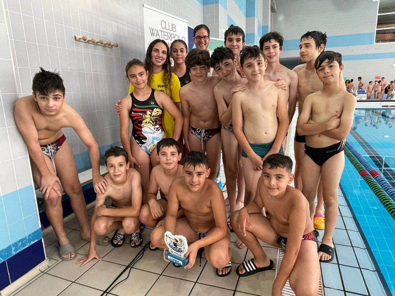 Grupo de jóvenes jugadores de waterpolo en el Torneo de San Pedro 2026