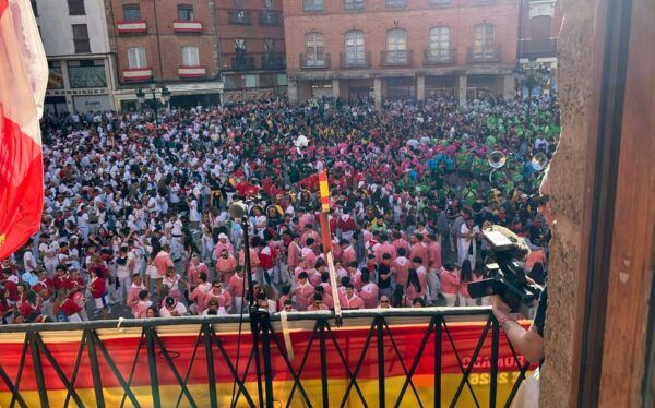 Multitud de personas celebrando el chupinazo en Benavente