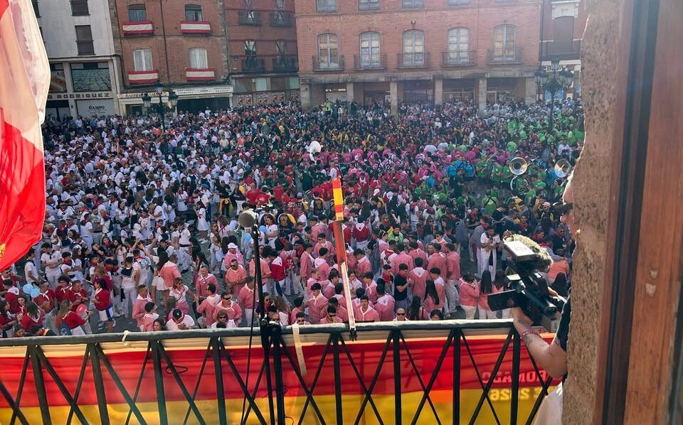 Multitud de personas celebrando el chupinazo en Benavente