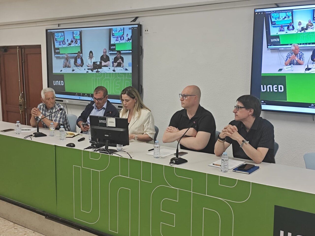 Panel de discusión en UNED Zamora con varios participantes