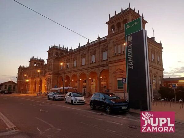 Edificio de la estación de tren en Zamora al atardecer