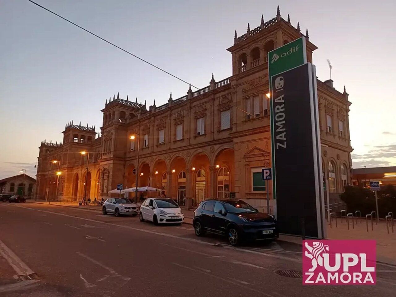 Edificio de la estación de tren en Zamora al atardecer