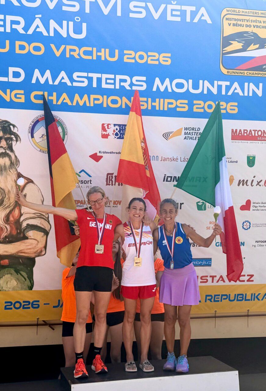 Verónica Sánchez Romero en el podio con medalla de oro en el Campeonato Mundial Máster