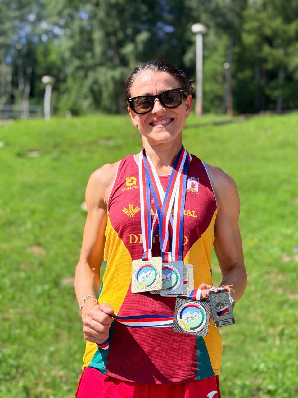 Verónica Sánchez Romero sonriente con medallas en un evento deportivo