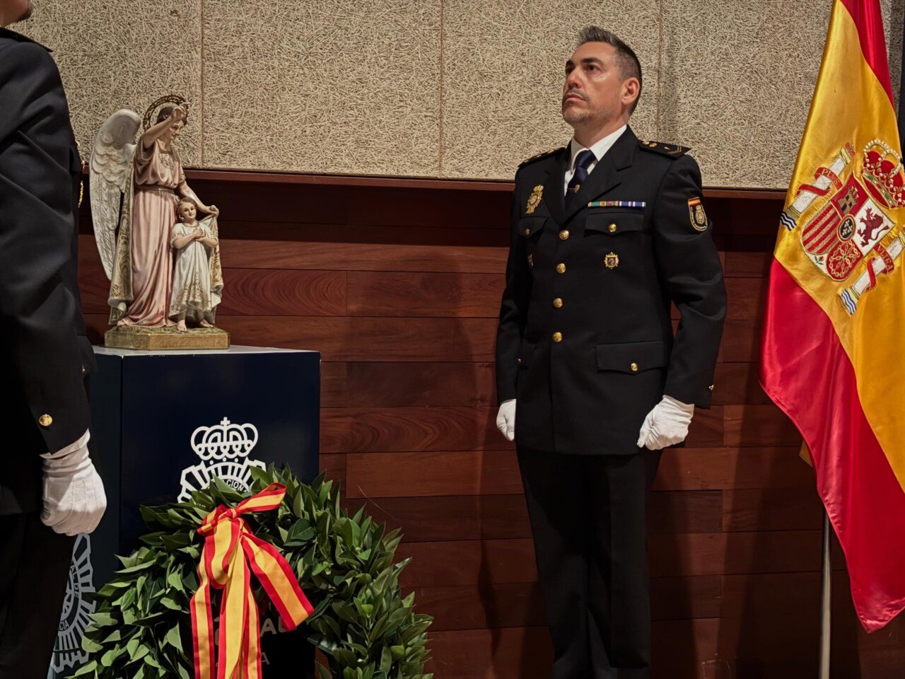 Agente de policía rindiendo homenaje a víctimas del terrorismo en Zamora