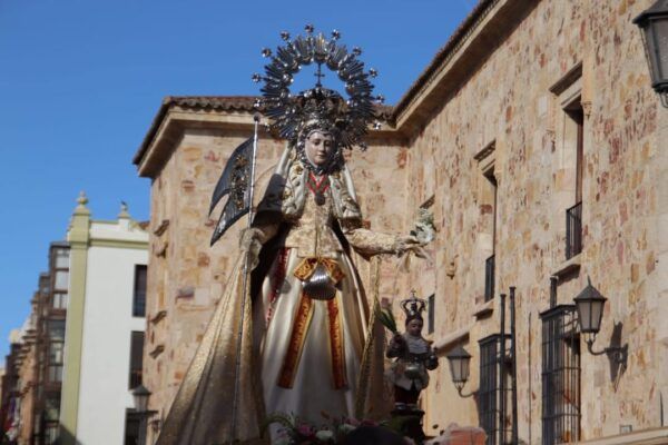 La Virgen de La Concha durante la procesión en Zamora