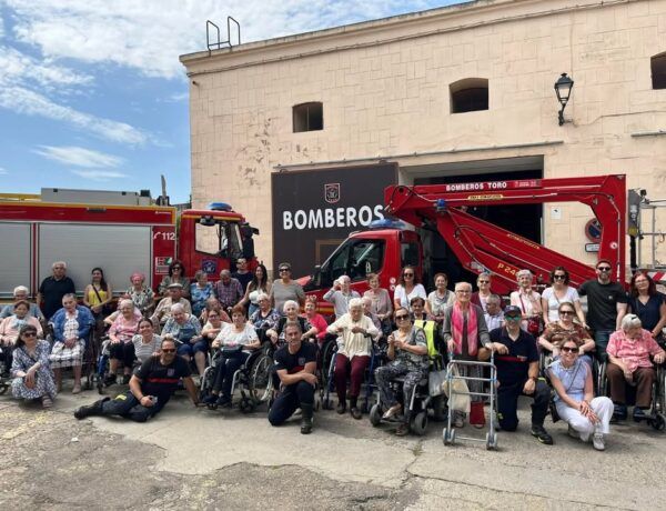 Grupo de ancianos de la Residencia San Agustín en el Parque de Bomberos de Toro