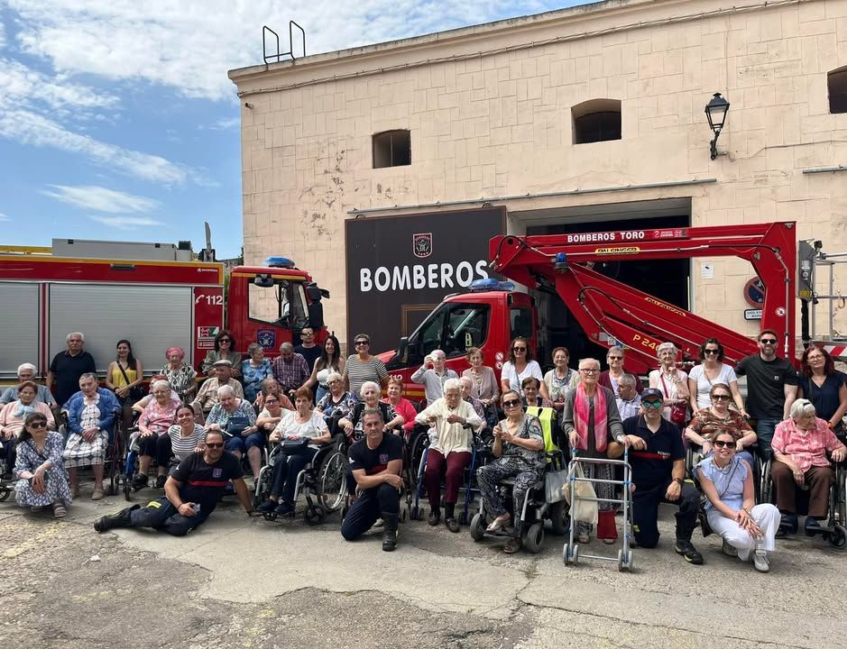 Grupo de ancianos de la Residencia San Agustín en el Parque de Bomberos de Toro