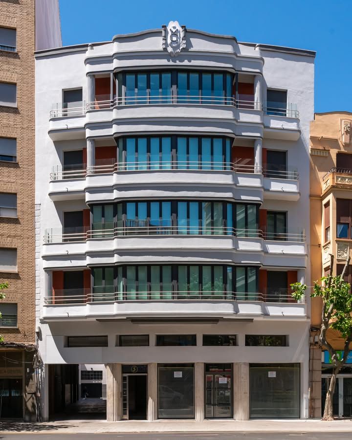 Edificio de cuatro plantas en Zamora con estilo art decó y racionalista