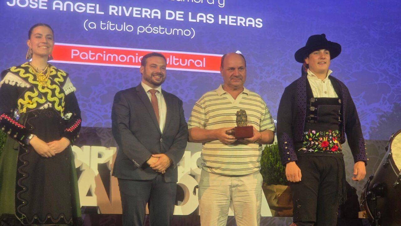 Cuatro personas en un evento cultural en Zamora, España.