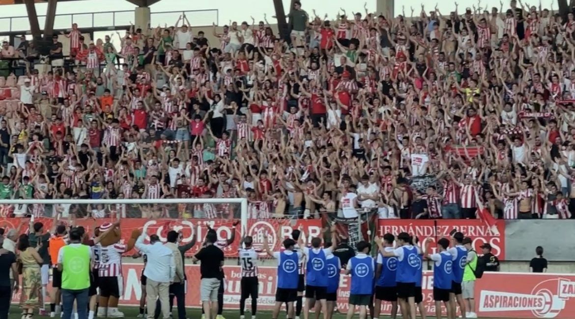 Aficionados del Zamora CF animando en el estadio durante un partido