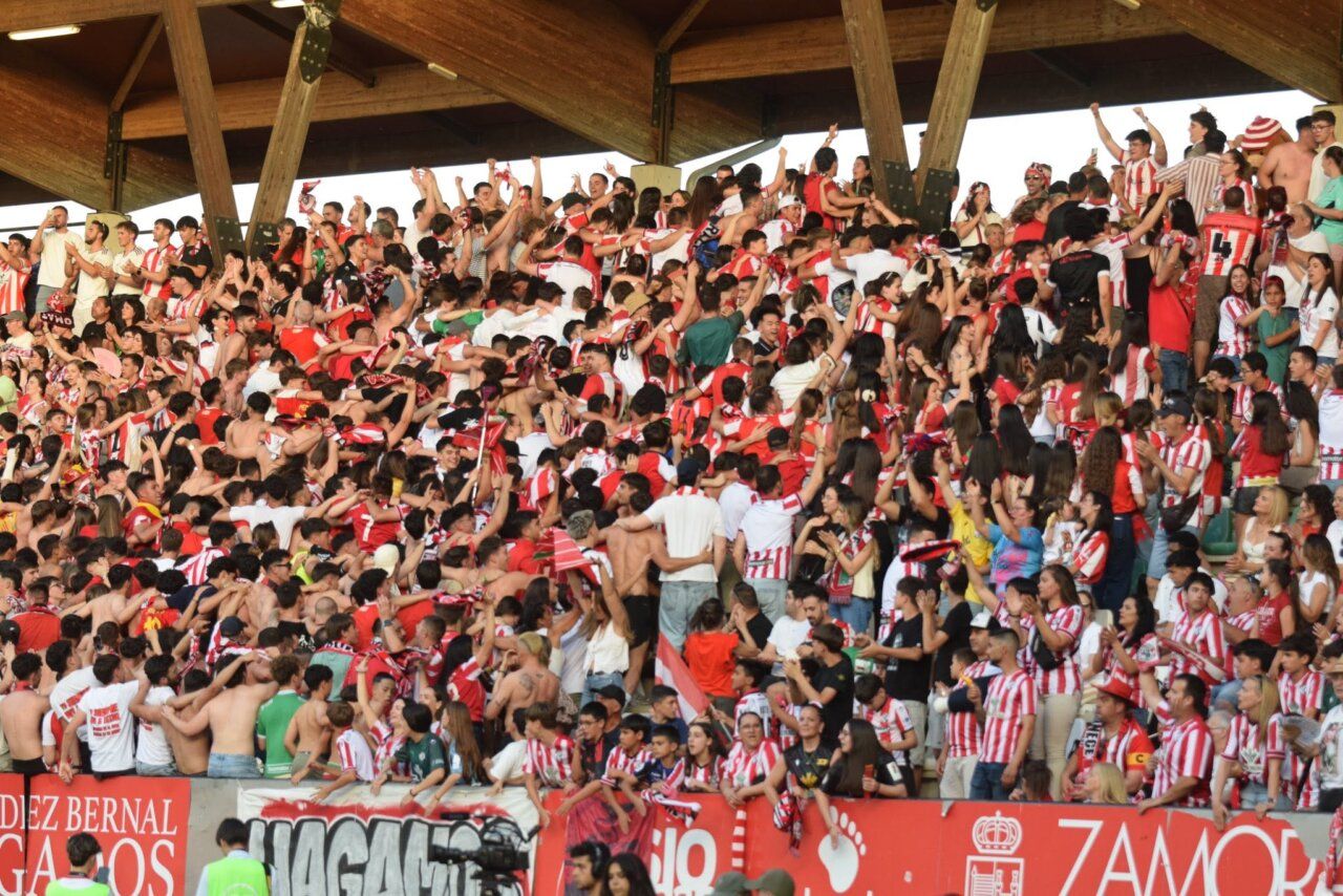 Aficionados del Zamora CF animando en el estadio Ruta de la Plata