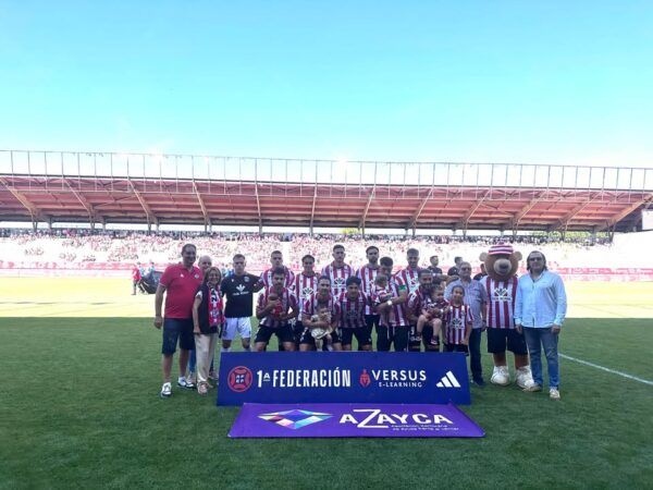 Jugadores del Zamora CF apoyando a la Asociación Zamorana de Ayuda Frente al Cáncer en un partido