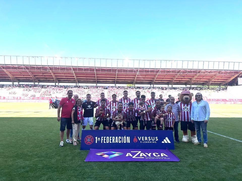 Jugadores del Zamora CF apoyando a la Asociación Zamorana de Ayuda Frente al Cáncer en un partido