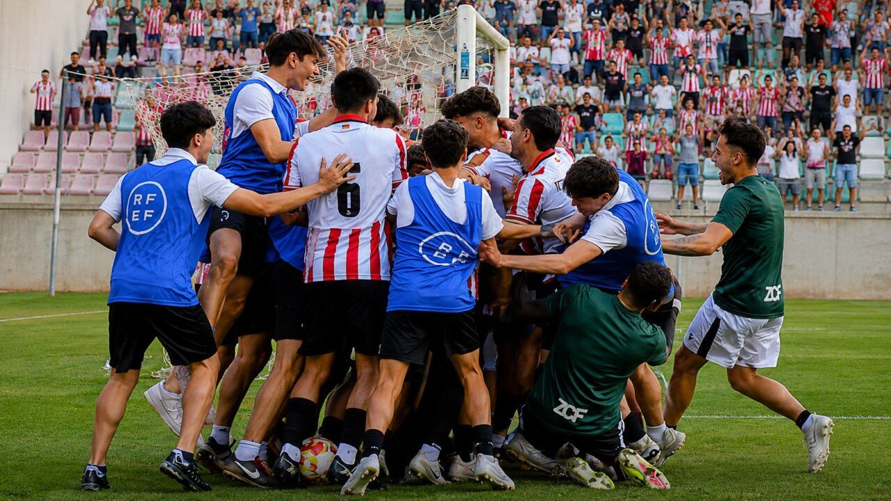 Jugadores del Zamora CF celebrando su victoria en el playoff de ascenso