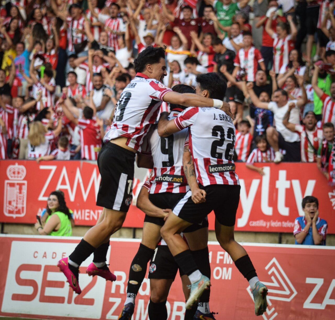 Jugadores del Zamora CF celebrando un gol con la afición en el estadio