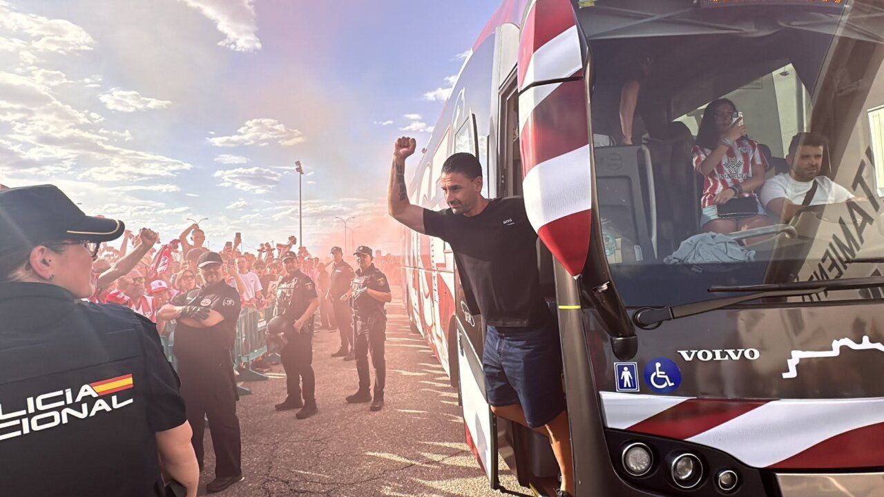 Afición del Zamora CF celebra la llegada del equipo para la final del play off