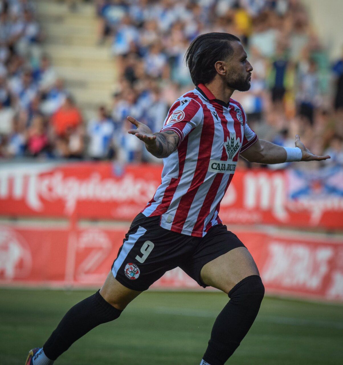 Jugador del Zamora CF celebrando un gol en el partido de ida del playoff