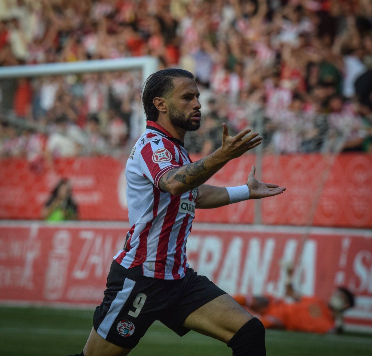 Jugador del Zamora CF celebrando un gol en el Estadio Ruta de la Plata