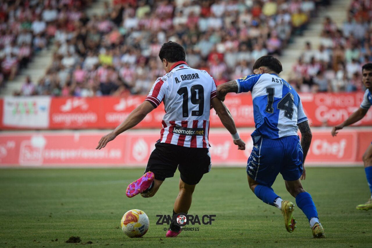 Jugadores del Zamora CF en un partido con aficionados en el estadio