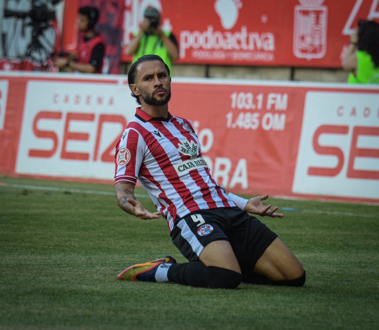 Jugador del Zamora CF celebrando un gol en el Estadio Ruta de la Plata