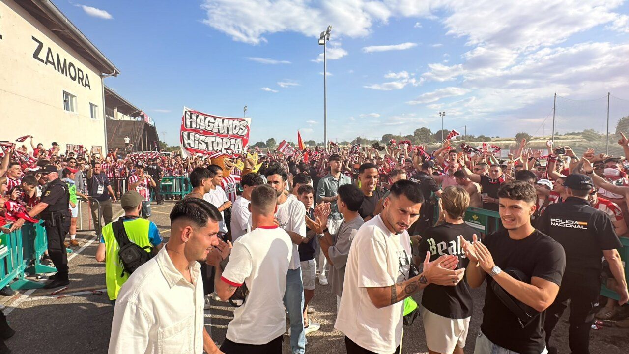 Aficionados del Zamora CF celebrando en el play off de ascenso