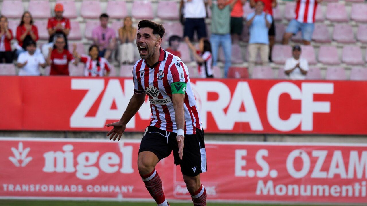 Jugador del Zamora CF celebra un gol en el partido contra Villarreal B